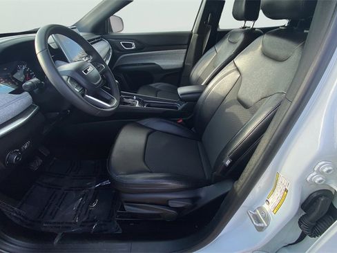 Used 2024 Jeep Compass Latitude image 30