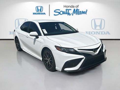 Used 2021 Toyota Camry SE FWD image 1