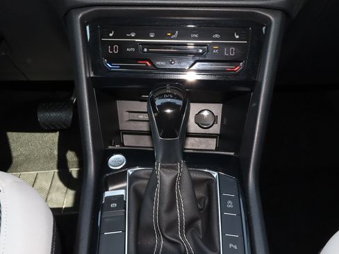 Used 2026 Volkswagen Taos SE FWD image 11