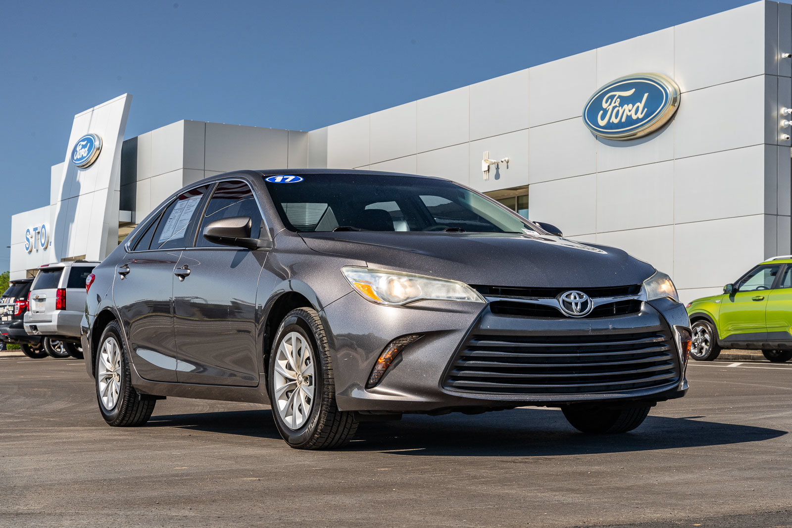 Used 2017 Toyota Camry SE FWD image 1