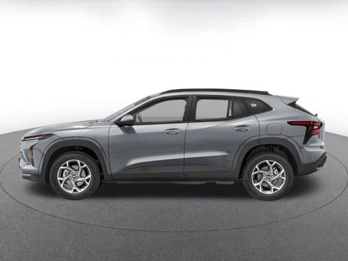 Used 2025 Chevrolet Trax LT FWD image 3