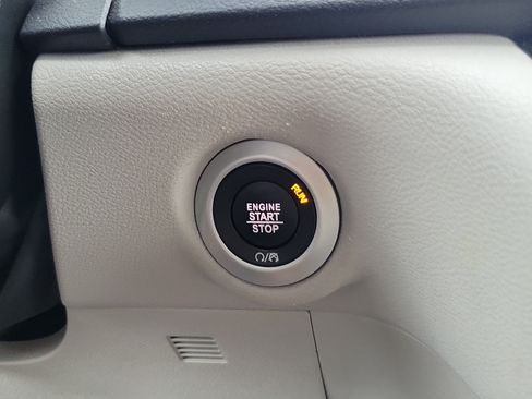 Used 2023 Chrysler Pacifica Touring-L FWD image 25