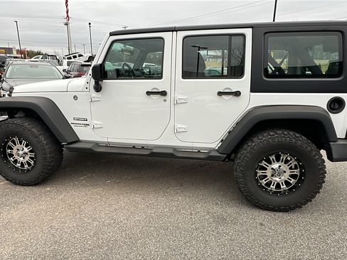 Used 2018 Jeep Wrangler Unlimited Sport w/ Connectivity Group image 10