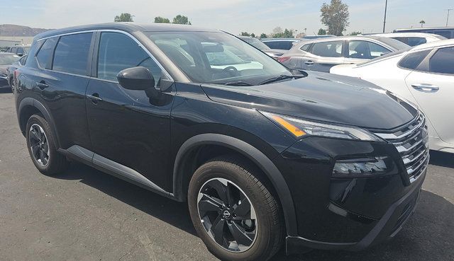Used 2025 Nissan Rogue SV AWD/4WD image 3