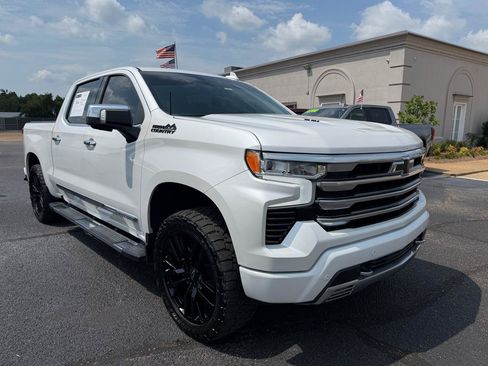 Used 2023 Chevrolet Silverado 1500 High Country w/ High Country Premium Package AWD/4WD image 4