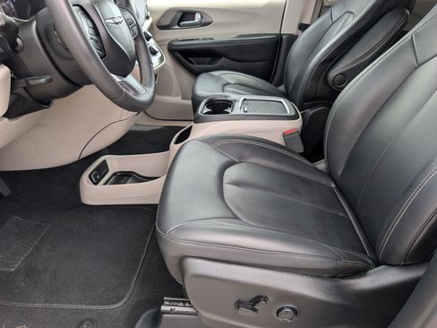 Used 2024 Chrysler Pacifica Touring-L FWD image 15
