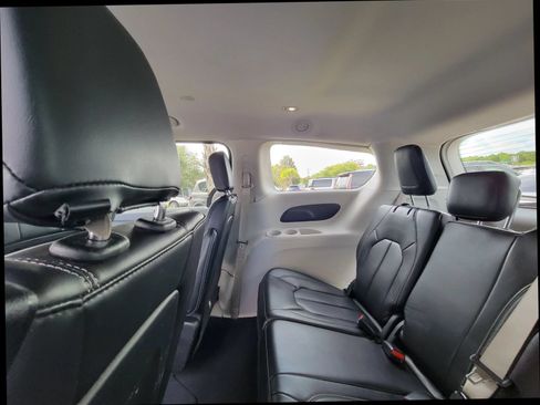 Used 2024 Chrysler Pacifica Touring-L FWD image 18