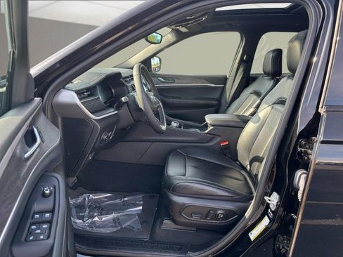 Used 2023 Cadillac XT4 Luxury w/ Cold Weather Package AWD/4WD image 10