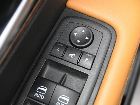 Used 2023 Chrysler Pacifica Pinnacle FWD image 12
