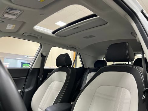 Used 2025 Hyundai Venue SEL FWD image 22