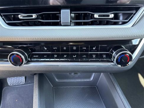 New 2026 Chevrolet Equinox LT w/ Convenience Package II image 18