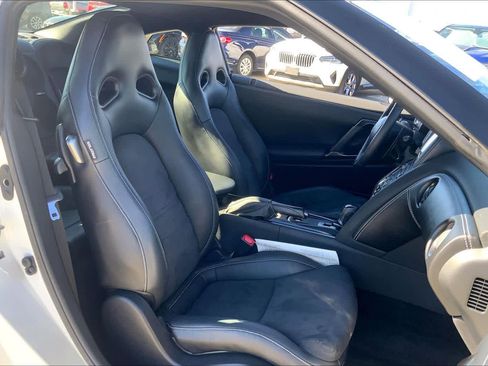 Used 2015 Nissan GT-R Premium image 7