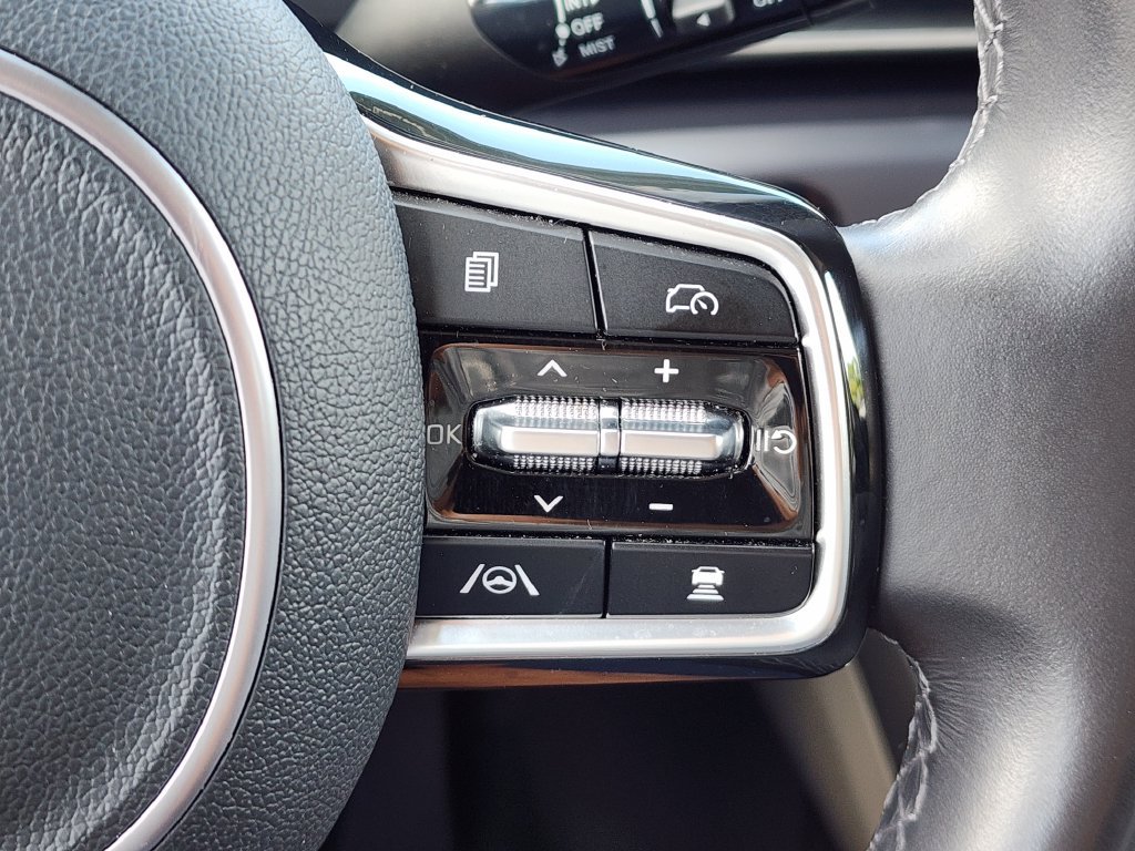 Used 2025 Kia Carnival FWD image 32