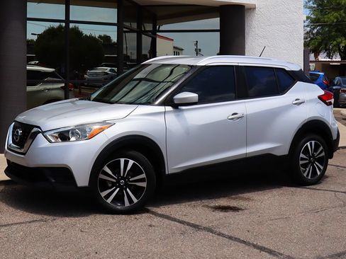 Used 2018 Nissan Kicks SV FWD image 3