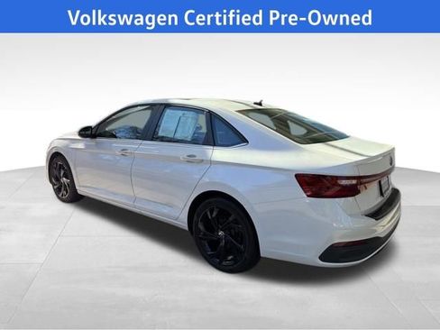 Certified 2025 Volkswagen Jetta SE image 4