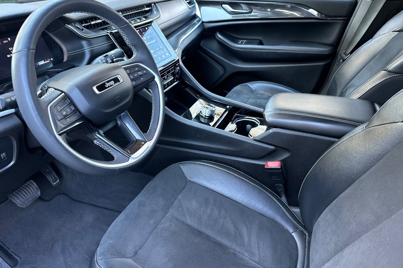 Used 2023 Jeep Grand Cherokee L Laredo AWD/4WD image 9