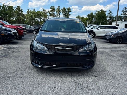 Used 2023 Chrysler Voyager LX FWD image 2