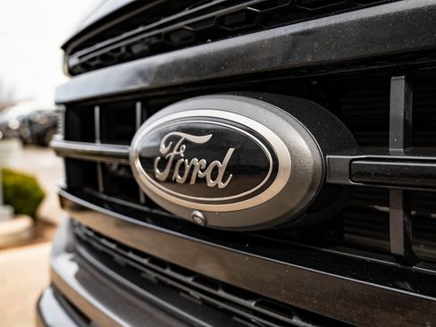 Used 2023 Ford F150 Platinum w/ FX4 Off-Road Package image 3