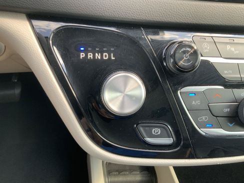 Used 2023 Chrysler Pacifica Touring-L FWD image 30