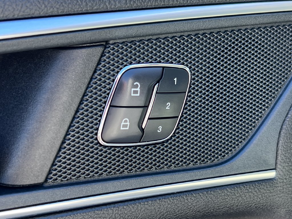 Used 2018 Ford Edge Titanium w/ Equipment Group 302A FWD image 7