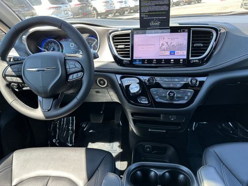 New 2026 Chrysler Pacifica Select image 18