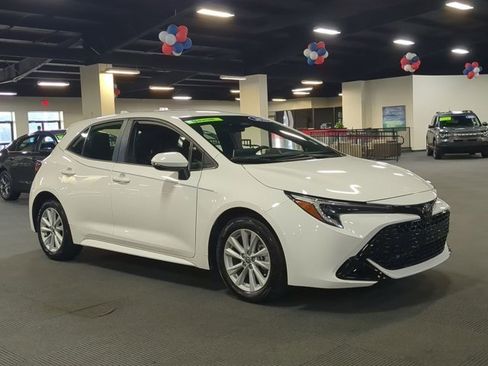 Used 2025 Toyota Corolla SE image 2