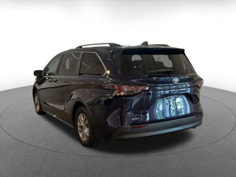 Used 2025 Toyota Sienna XLE FWD image 9