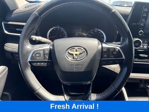 Used 2021 Toyota Highlander LE FWD image 7