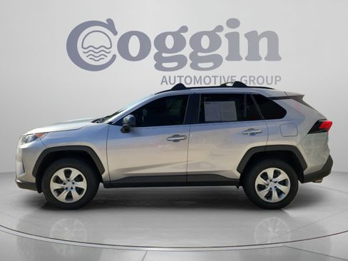 Used 2021 Toyota RAV4 LE FWD image 2