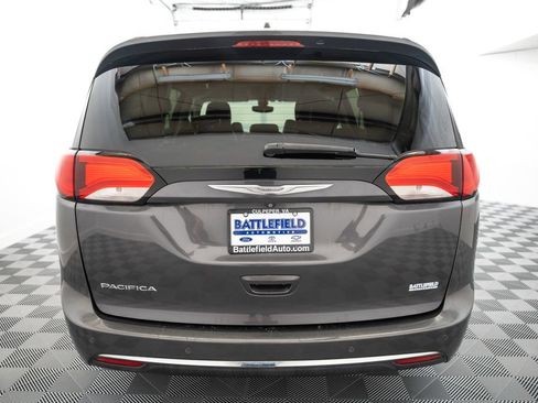 Used 2017 Chrysler Pacifica Touring-L Plus w/ Tire & Wheel Group FWD image 7