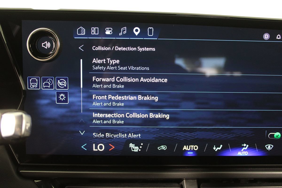 Used 2024 Chevrolet Equinox EV RS FWD image 16