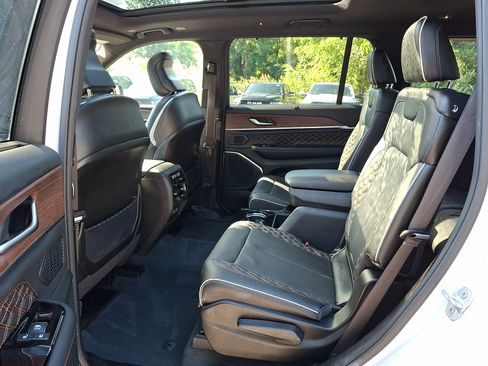 Used 2023 Jeep Grand Cherokee L Summit w/ Luxury Tech Group V AWD/4WD image 10