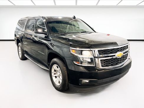 Used 2018 Chevrolet Suburban LT w/ Luxury Package RWD image 3