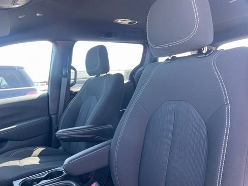 Used 2024 Chrysler Pacifica Touring image 9