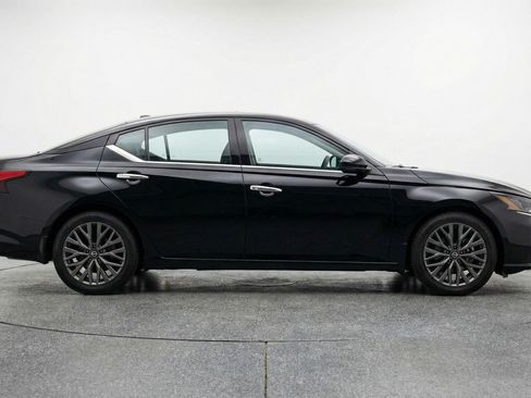 Used 2025 Nissan Altima 2.5 SV FWD image 11