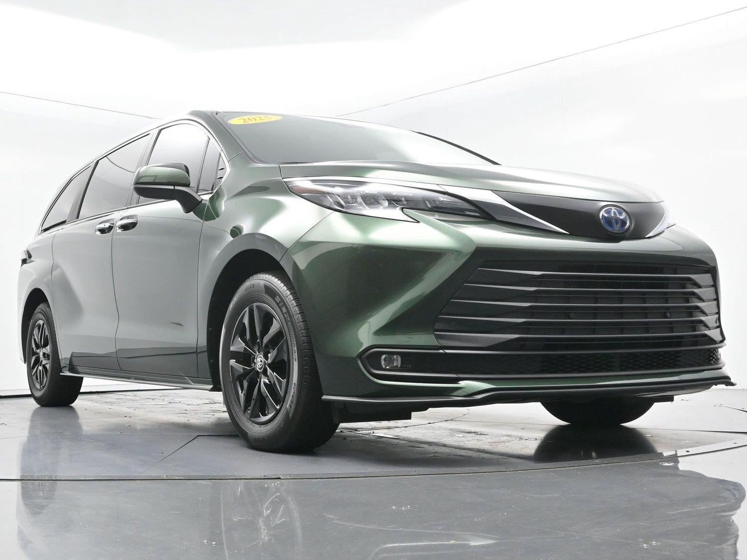 Used 2025 Toyota Sienna XLE FWD image 49