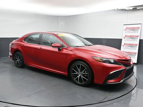 Used 2022 Toyota Camry SE image 2