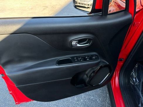 Used 2018 Jeep Renegade Altitude AWD/4WD image 13