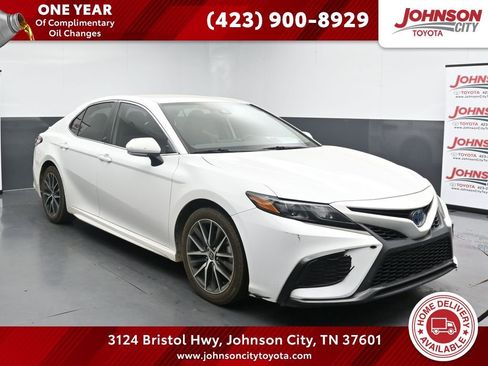 Used 2022 Toyota Camry SE image 1