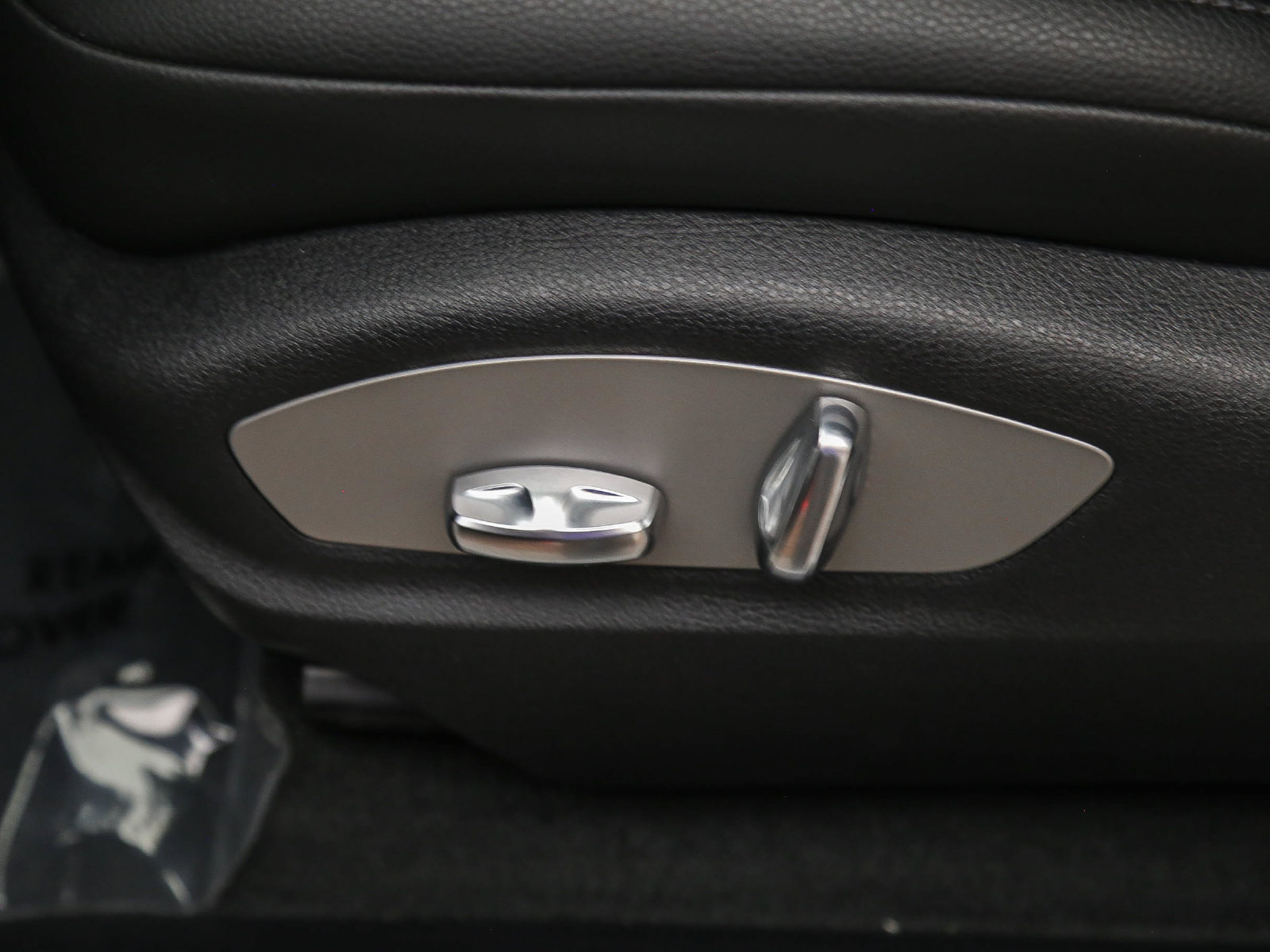 Certified 2023 Porsche Macan AWD/4WD image 25