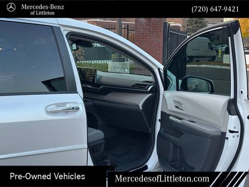 Used 2024 Toyota Sienna Limited image 29