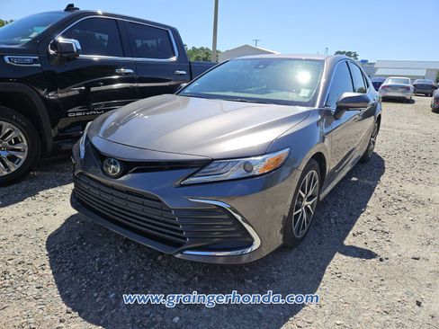 Used 2022 Toyota Camry XLE w/ Navigation Package FWD image 2