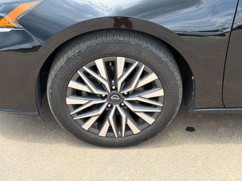 Used 2025 Nissan Altima 2.5 SV FWD image 11