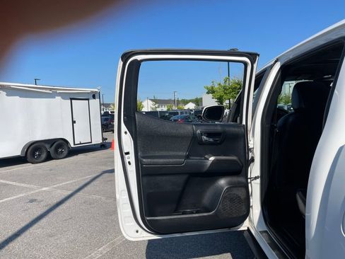 Used 2018 Toyota Tacoma TRD Sport AWD/4WD image 51