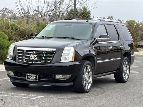 Used 2014 Cadillac Escalade Luxury RWD image 2