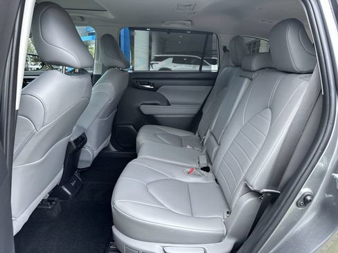 Used 2025 Toyota Highlander XLE FWD image 27