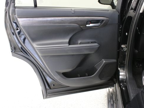 Used 2024 Toyota Highlander Platinum FWD image 28