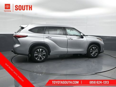 Used 2022 Toyota Highlander XLE AWD/4WD image 3