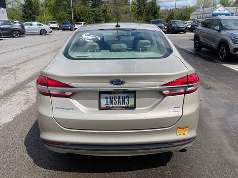 Used 2018 Ford Fusion SE w/ Fusion SE Technology Package FWD image 2