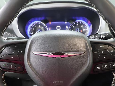 Used 2025 Chrysler Pacifica Limited FWD image 15